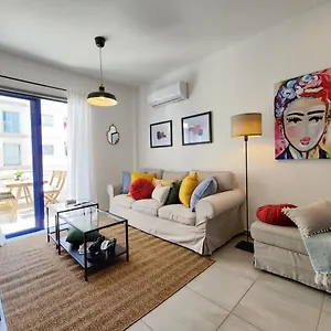 Frida's Cozy Two Bedroom Apartment